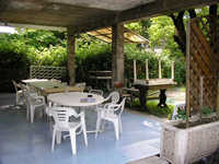 La terrasse couverte accueille les membres lors des repas d'été