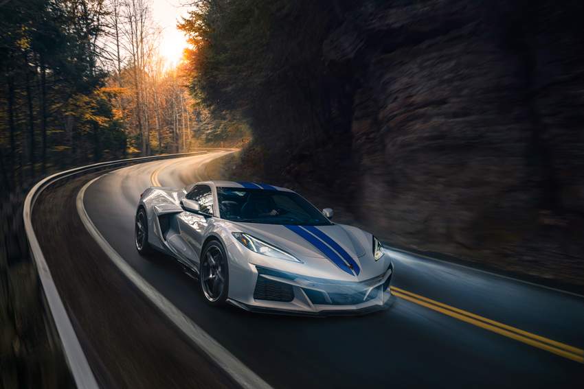 Chevrolet Corvette E-Ray 3LZ 2024 cabriolet en couleur Silver Flare et la finition Electric Blue stripe,