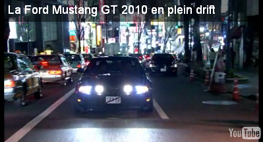 Ford Mustang GT 2010 en plein drift au Japon